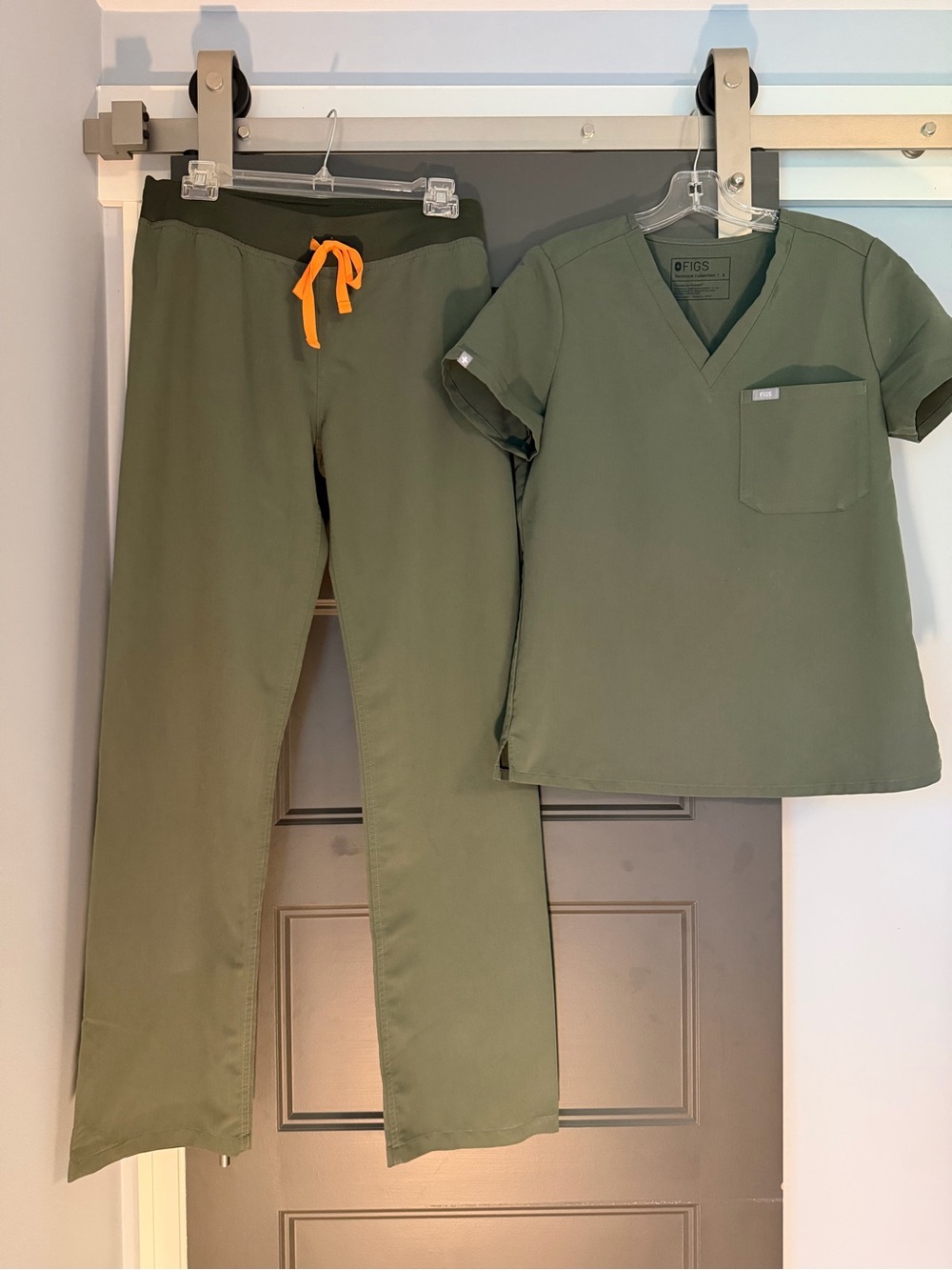Figs LIMITED EDITION Moss Green Women’s Scrub Set with Orange Drawstring